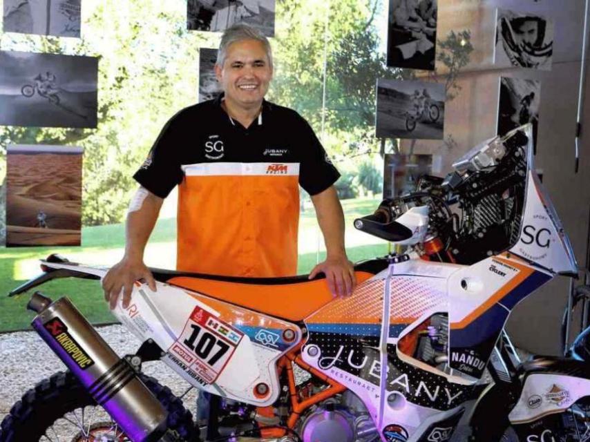 Jubany posa con la KTM con la que competirá en el Dakar.
