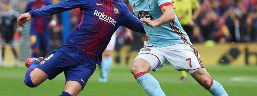 Piqué y Maxi Gómez durante un Barcelona-Celta de Liga.