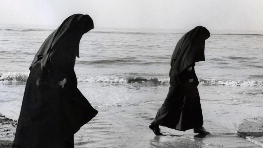 Dos monjas en la heladería