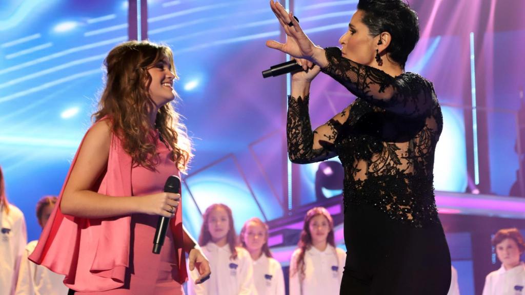 Rosa López y Amaia entonando la canción en 'OT'.