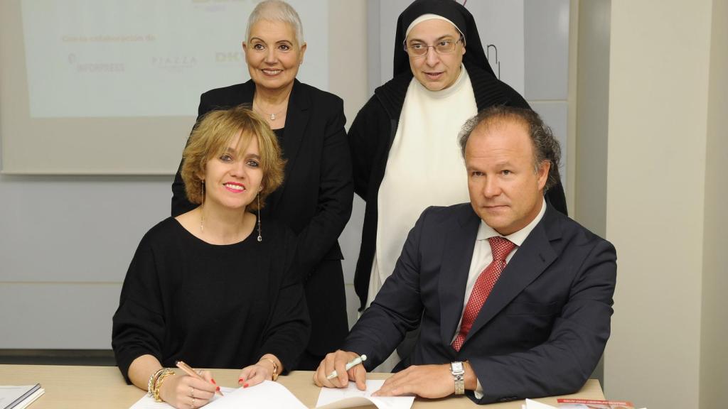 Rosa Oriol posa con su hija Rosa Tous, Sor Lucía Caram y el empresario Ernesto Manrique.