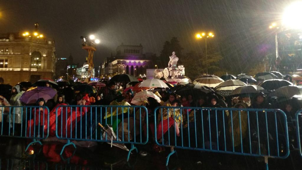 La gente agolpada y sufriendo la lluvia.