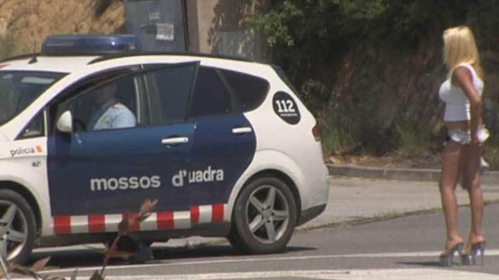 Una prostituta conversa con un mosso d'esquadra en La Jonquera.