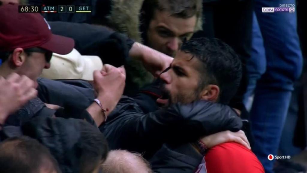 Diego Costa celebra su gol con la afición