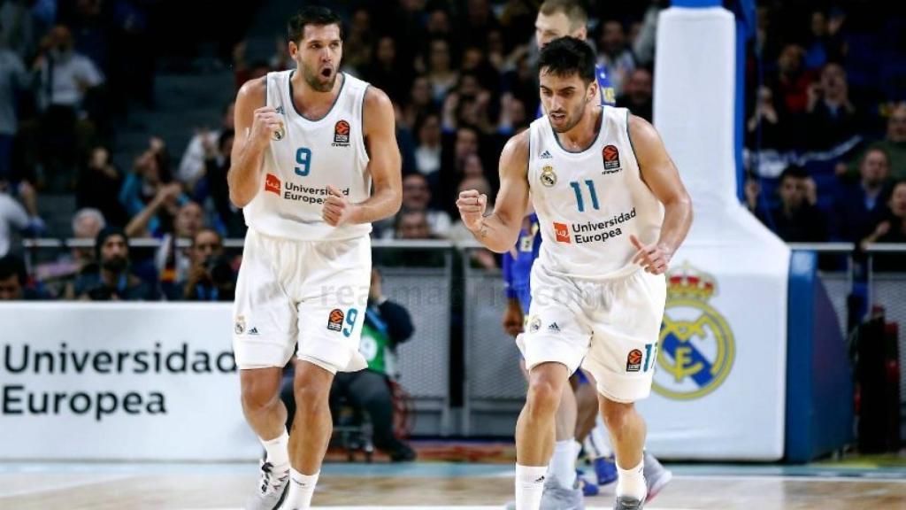 Reyes y Campazzo celebrando una canasta
