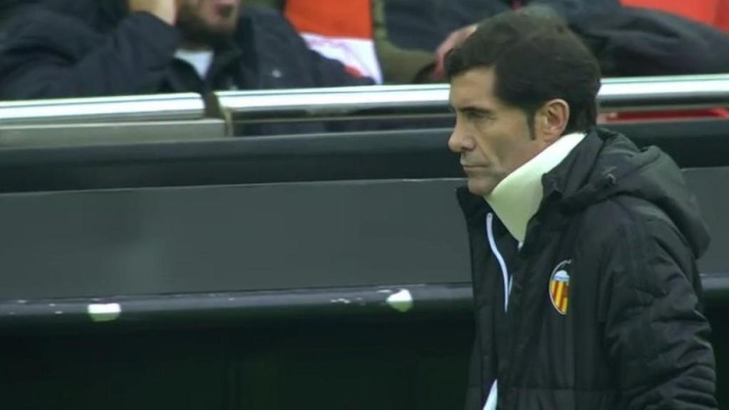 Marcelinho reaparece en collarín. Foto: Twitter (@elchiringuitotv).