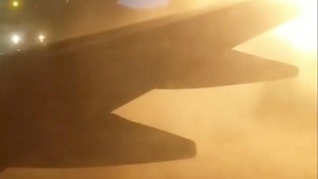 Una de las imágenes tomada por un pasajero desde la ventanilla del avión.