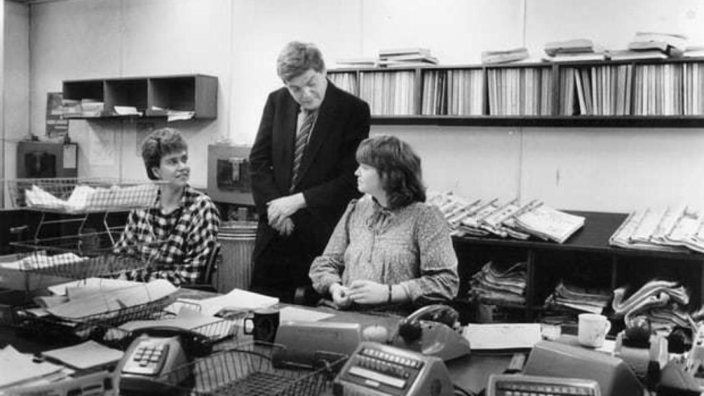 Preston, en la redacción de 'The Guardian' en 1984.