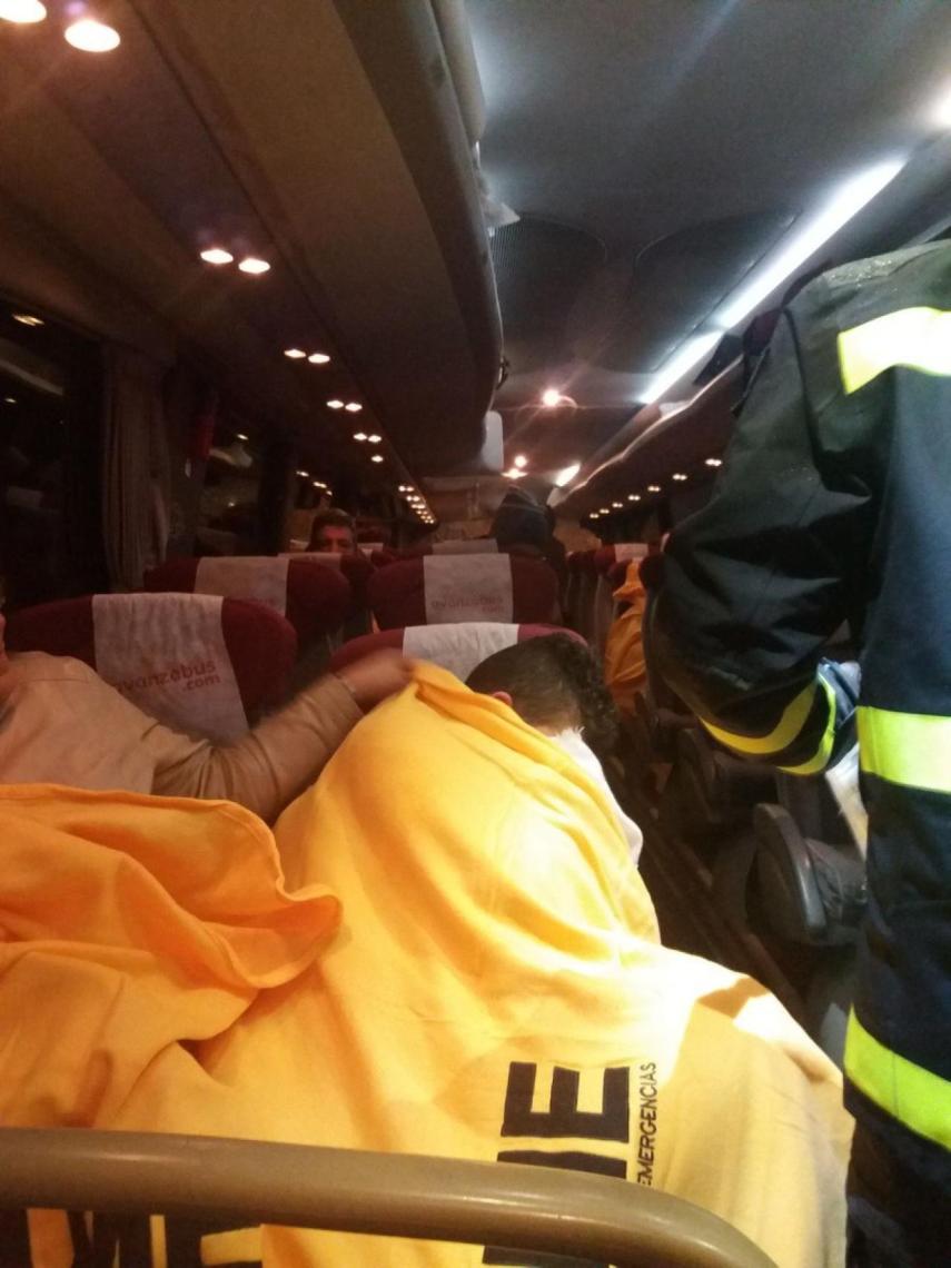 Militares de la UME atienden un autobús atrapado por la nieve en la AP-6.