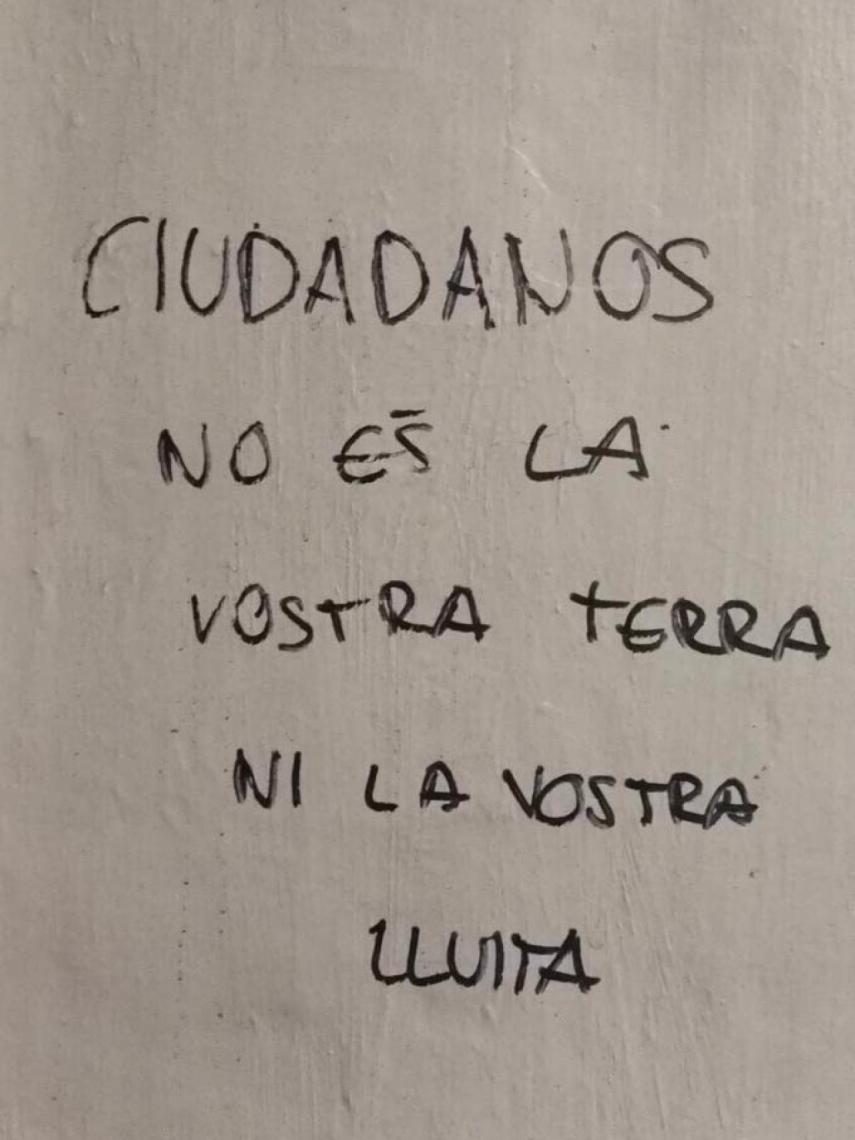 En el primer ataque, además de carteles, escribieron pintadas amenazantes