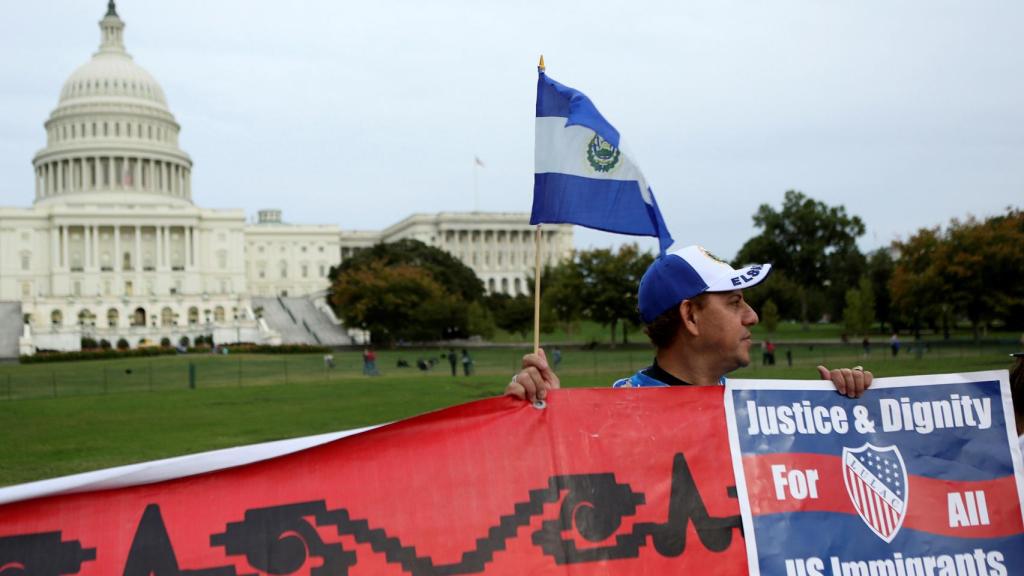 Un salvadoreño en protesta delante de la casa Blanca, en una imagen de archivo.