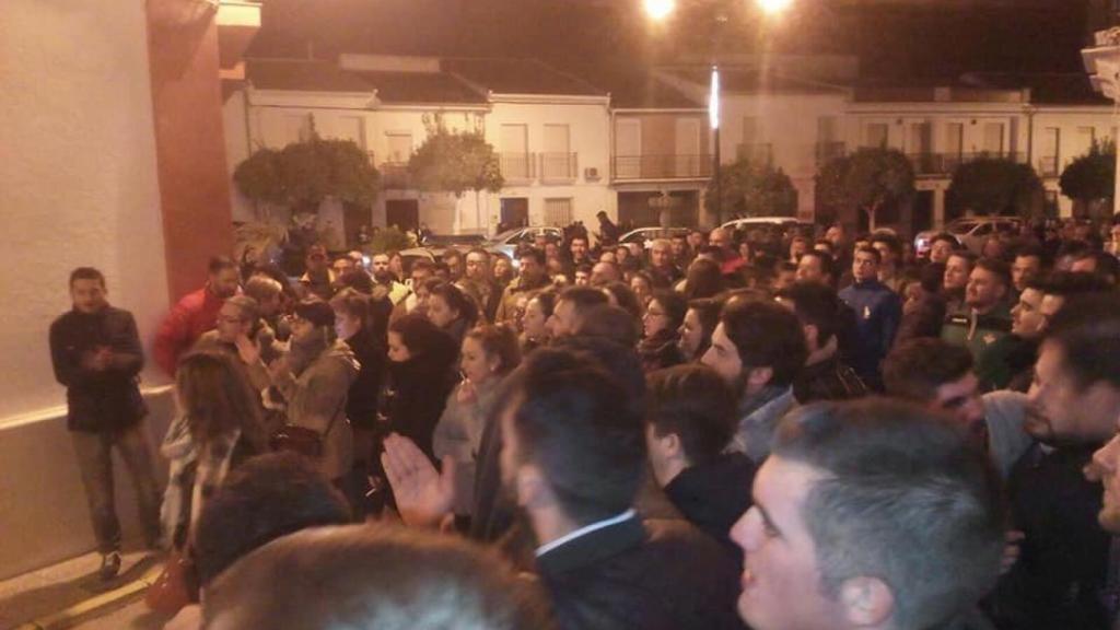 Los vecinos se seguían reuniendo sorteando la presencia de la Unidad de Seguridad Ciudadana (Usecic) de la Guardia Civil.