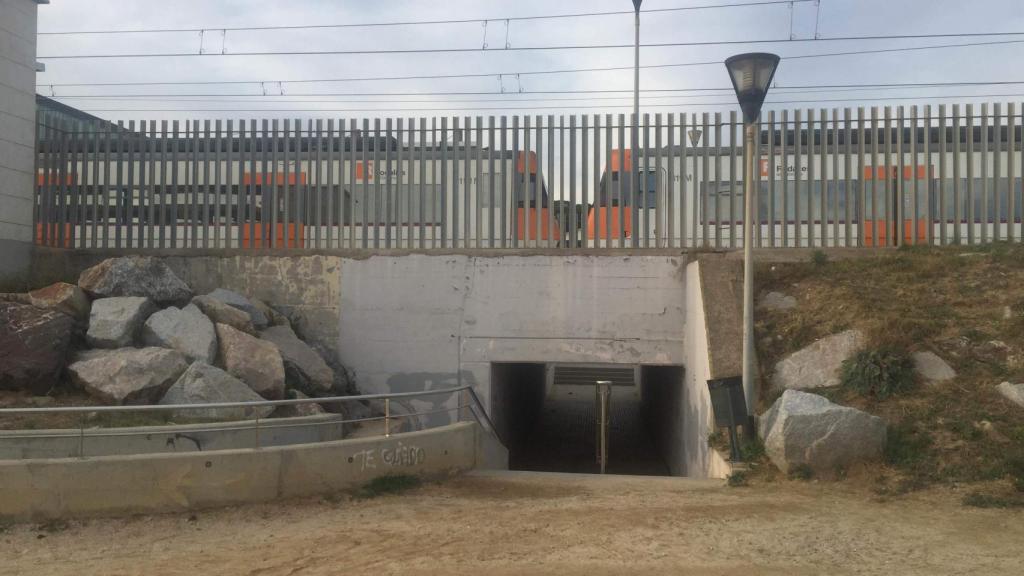 Ella consiguió huir a través del paso subterráneo de la estación