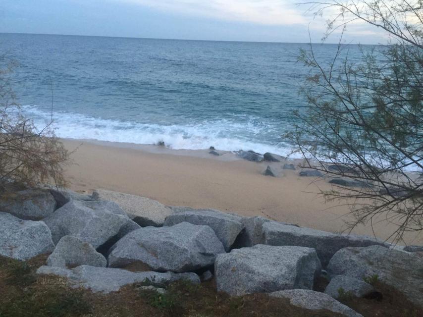 Después de violarla, el agresor la quiso despeñar por este acantilado de piedras