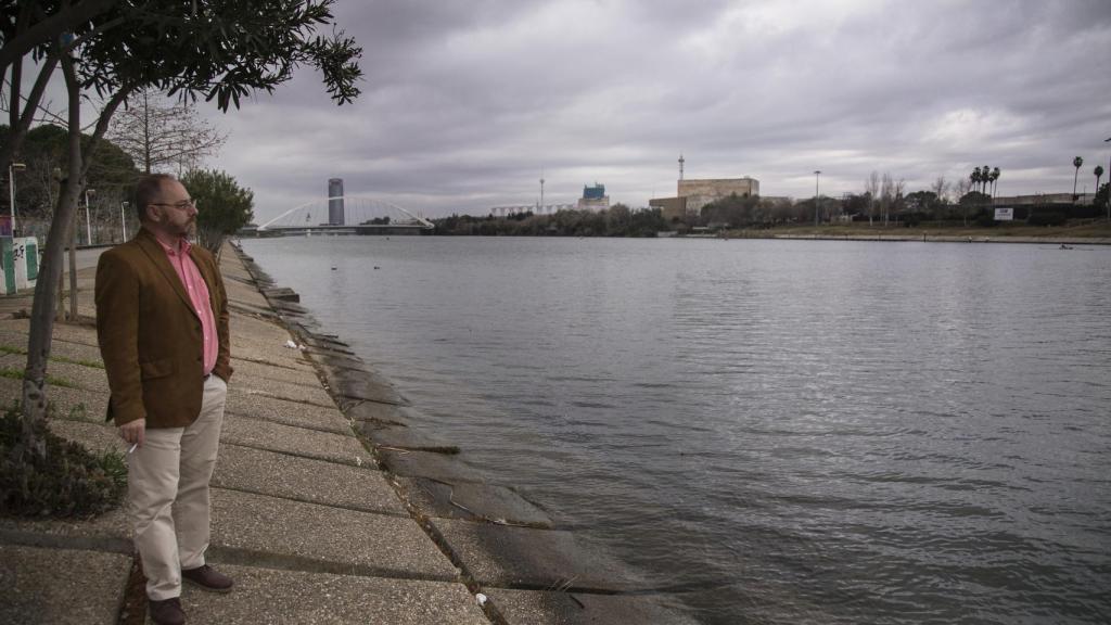 Antonio Del Castillo en la zona de la última búsqueda de su hija en una dársena del río Guadalquivir.