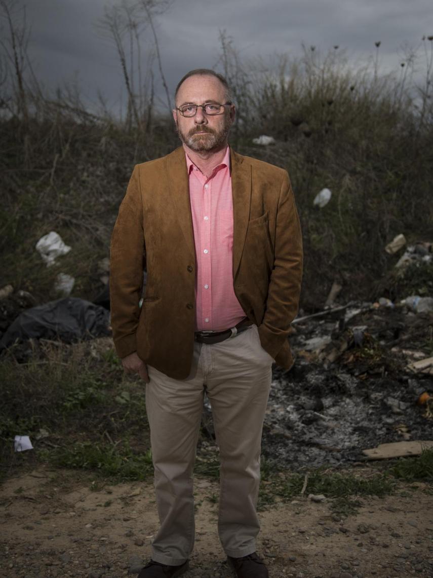 Antonio Del Castillo delante de los terrenos que removió una máquina excavadora con la presencia de dos policías nacionales.