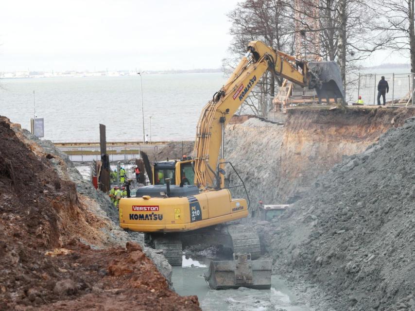Excavaciones en Tallin para la construcción del monumento.