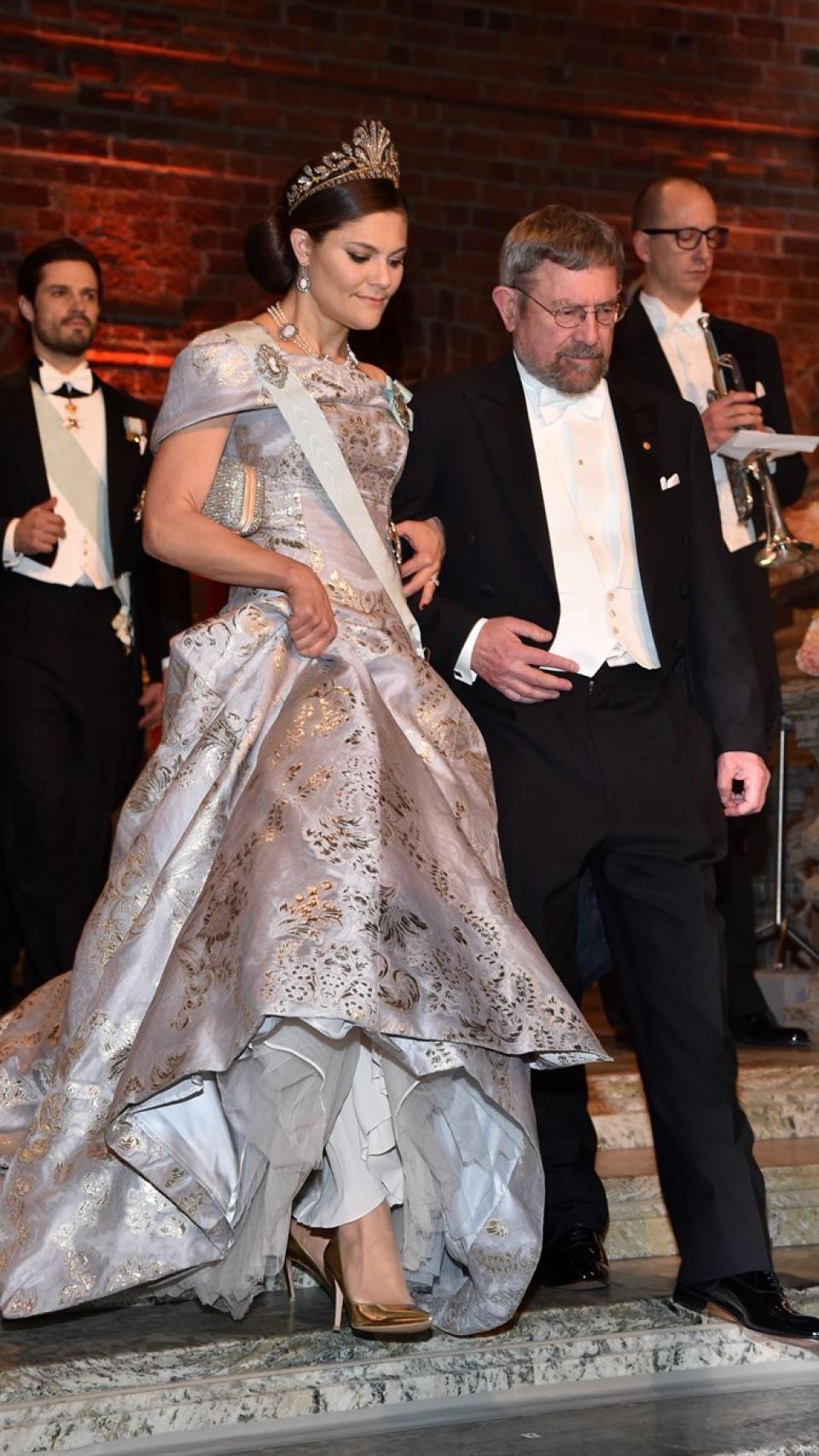 Victoria de Suecia luce un vestido diseñado por H&M.