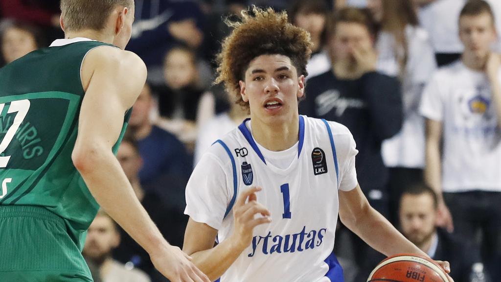 LaMelo Ball en su debut en Lituania.