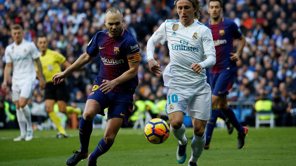 Andrés Iniesta, junto a Luca Modric, en el último partido de Liga entre el Real Madrid y el FC Barcelona.,