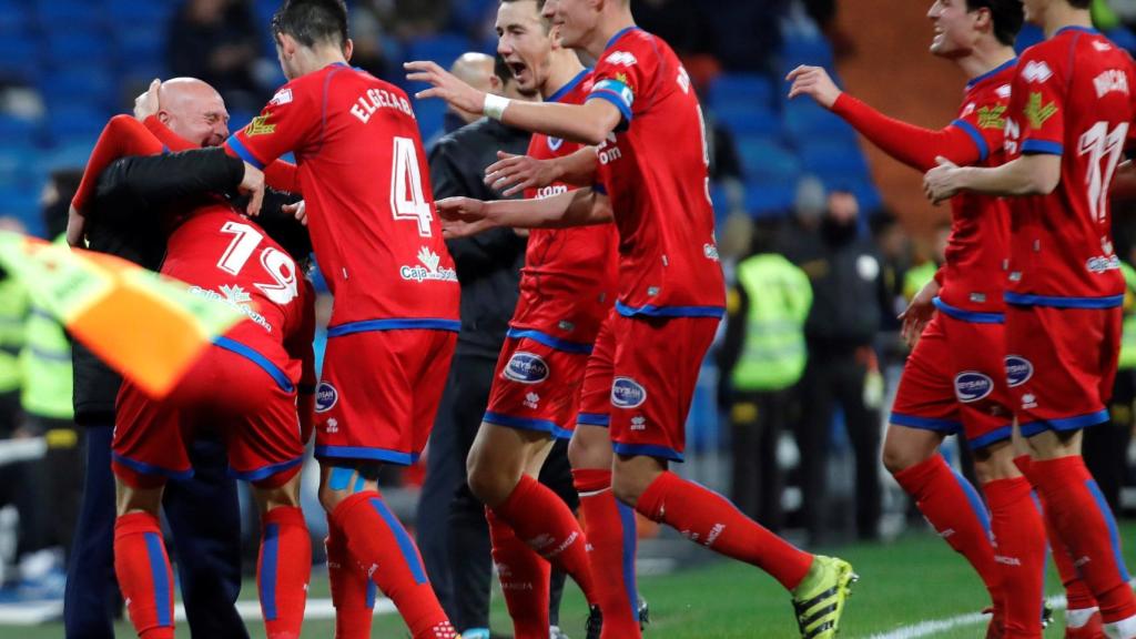 Los jugadores del Numancia celebran el 2-2 en el Bernabéu.