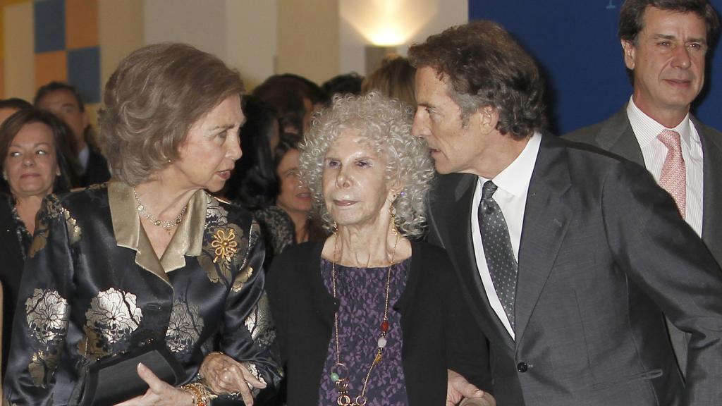 Alfonso Díez, la reina Sofía y la duquesa de Alba en 2012.