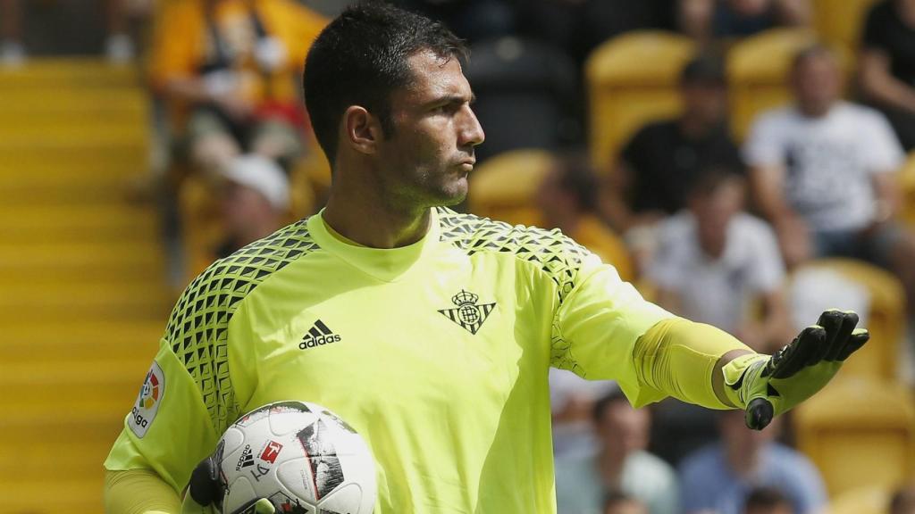 Antonio Adán en un partido con el Betis.