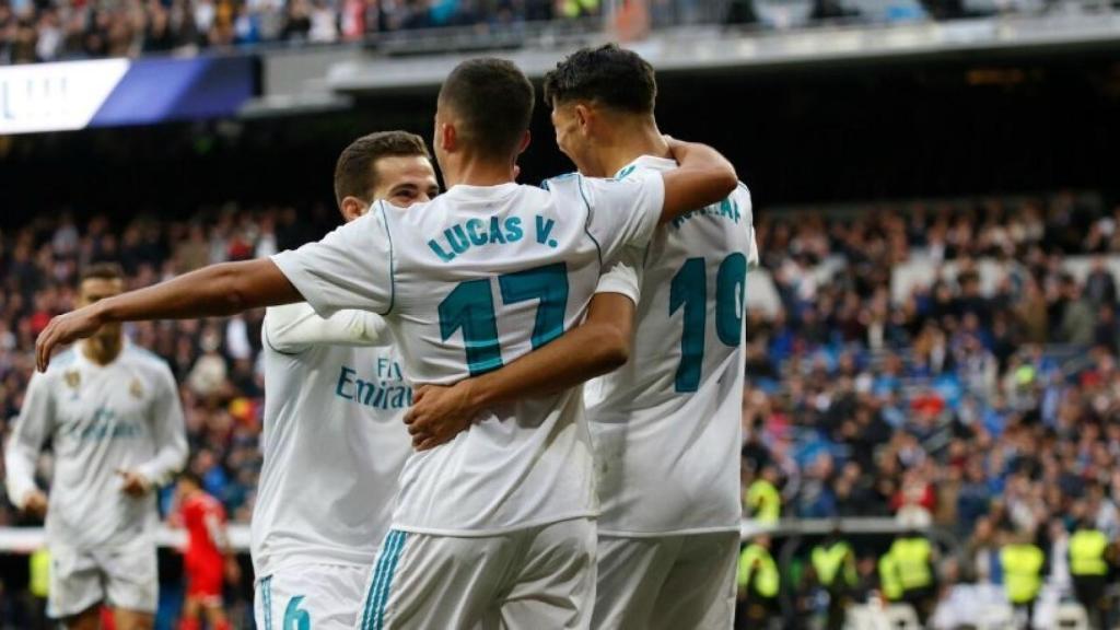 Nacho y Lucas felicitan a Achraf. Foto: Pedro Rodríguez / El Bernabéu