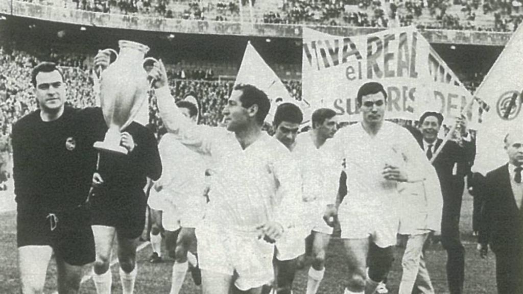 Paco Gento, con su sexta Copa de Europa.