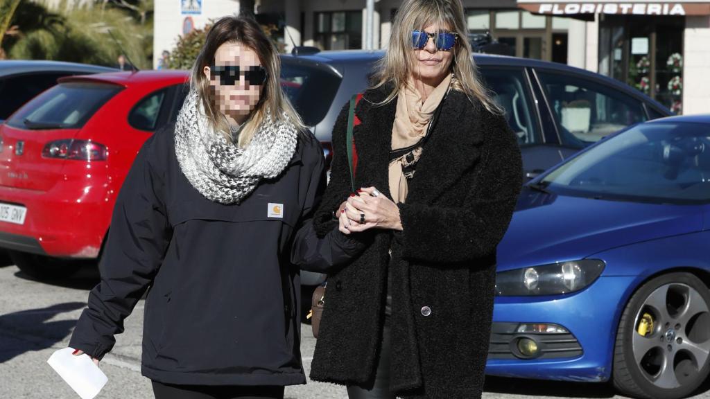 Arancha y su hija Zaira en la capilla ardiente.