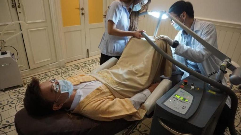 Un paciente sometiéndose a un blanqueamiento de pene.