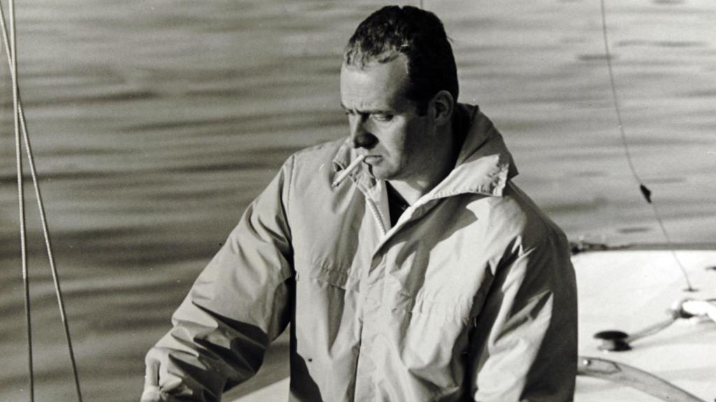 Juan Carlos en un barco de joven.