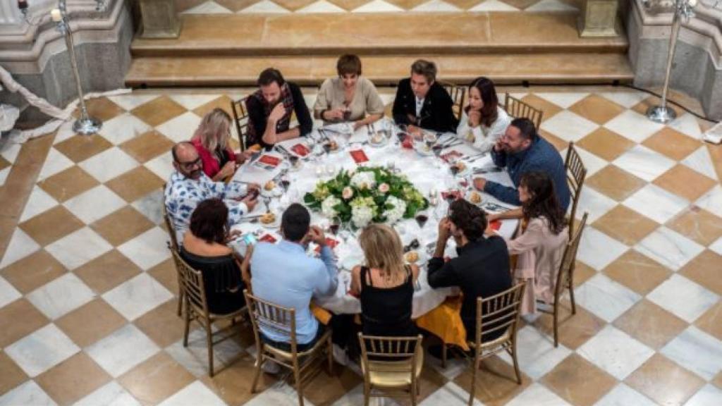 Los concursantes vip cenando en la capilla.
