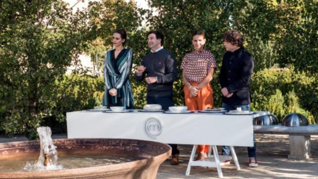 El jurado valorando la cena en los jardines de palacio.