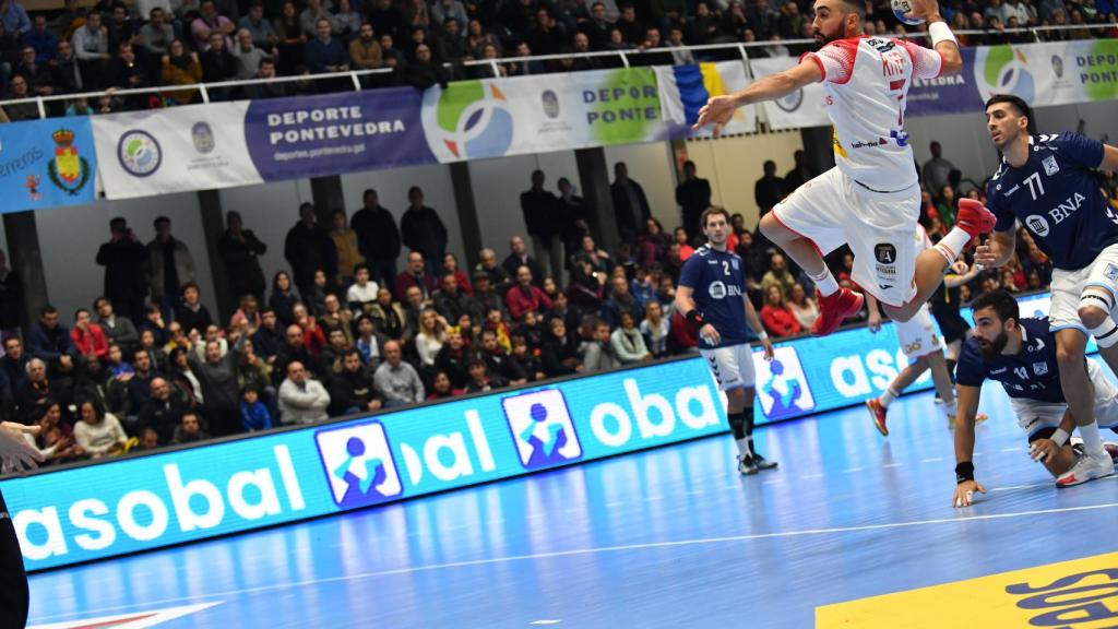 Valero Rivera tira a portería.