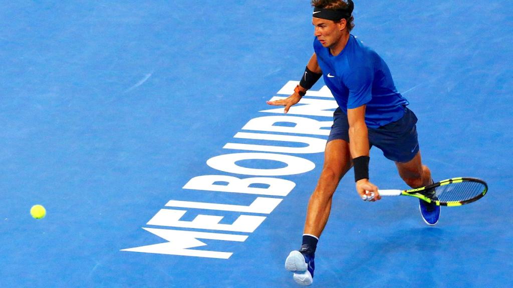Nadal, devolviendo una bola ante Thiem.