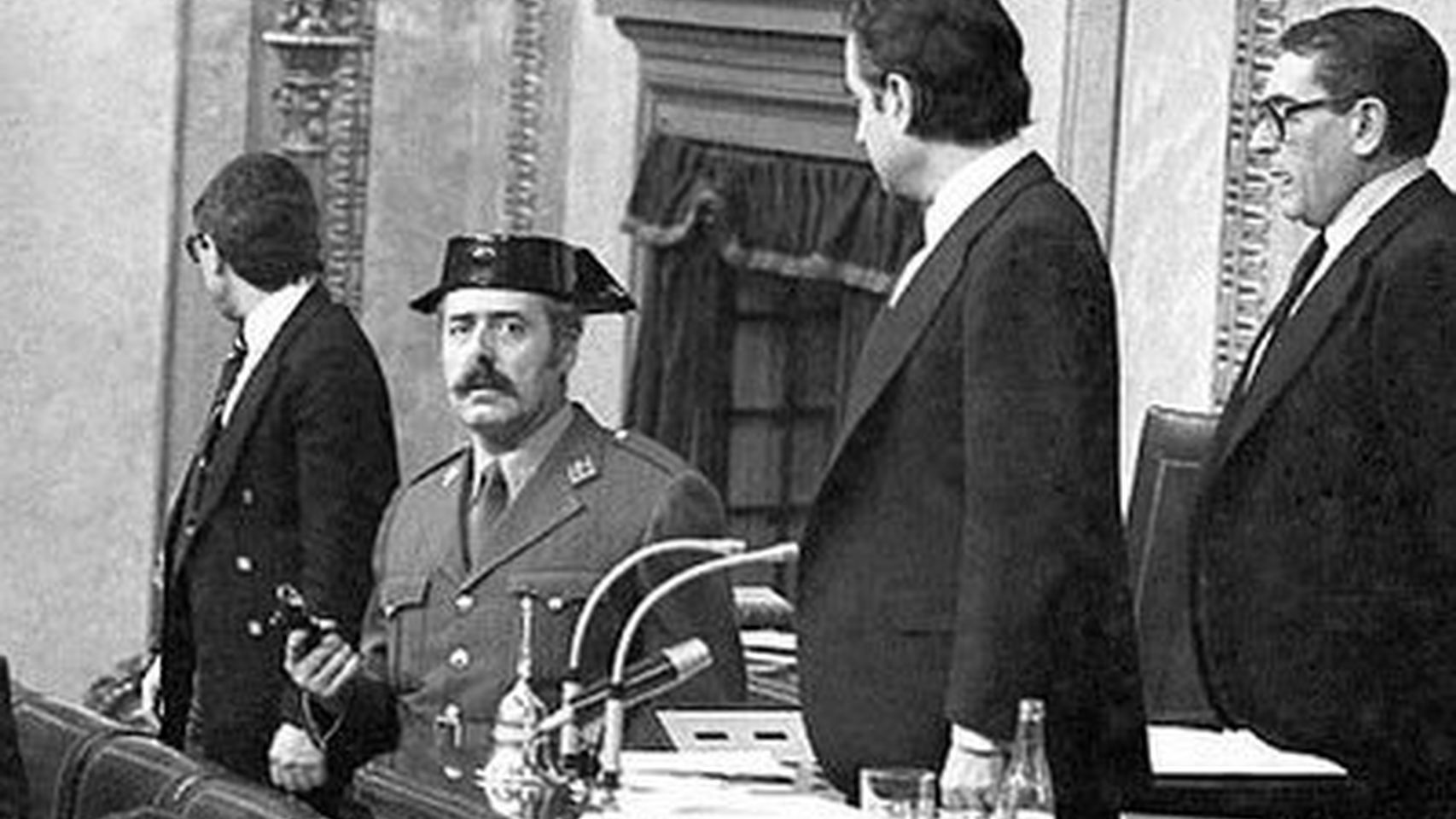 Tejero, armado, durante el 23 de febrero de 1981 en el Congreso.