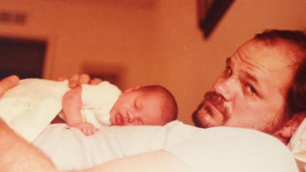 Meghan de bebé junto a su padre.