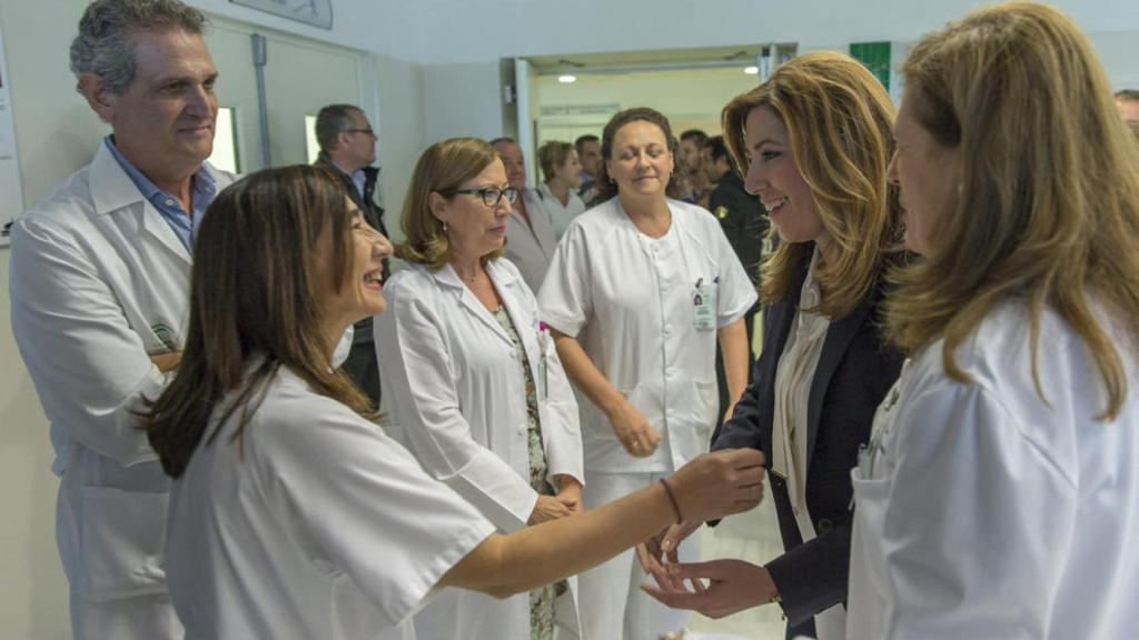 Susana Díaz, en una visita al hospital del Valme, en Dos Hermanas (Sevilla)