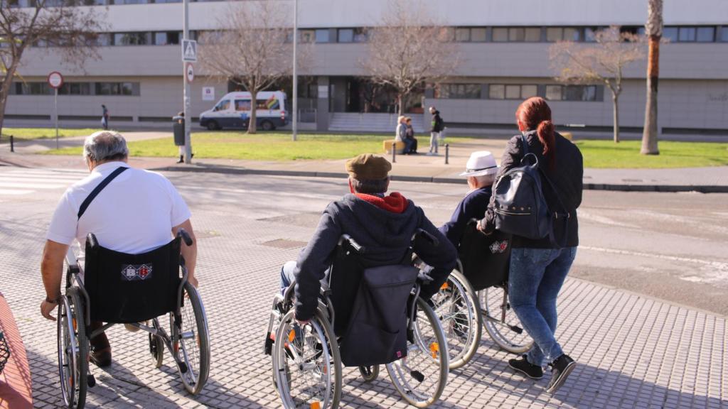 Una veintena de usuarios y familiares de residentes de Suite La Marquesa denuncian ante EL ESPAÑOL las deficiencias del centro concertado con la Junta de Andalucía.