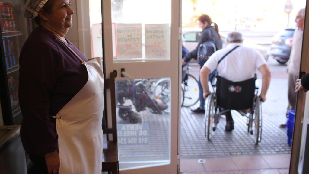 Ana Soto, carnicera, cada día atiende a varios ancianos que acuden a su negocio en busca de fiambre para bocadillos.