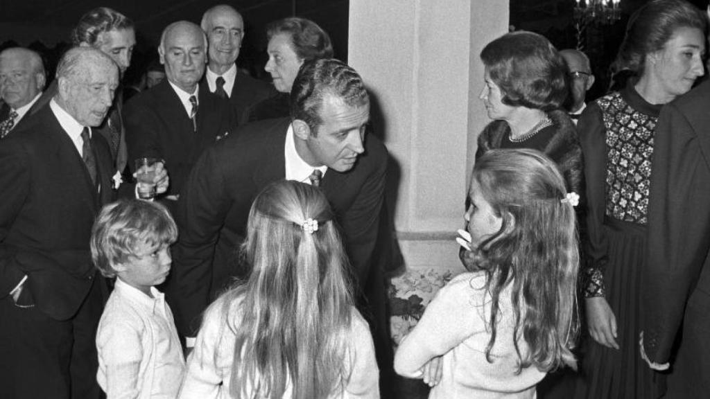 El Rey emérito junto a sus tres hijos en una fotografía de archivo