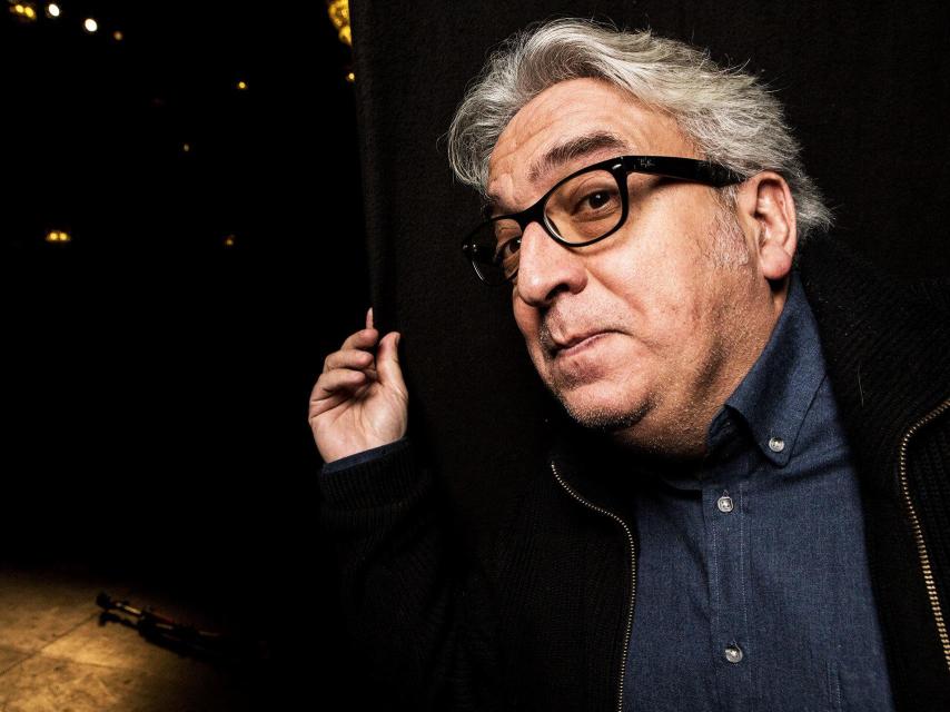 El humorista Leo Harlem abriendo el telón del teatro Infanta Isabel.