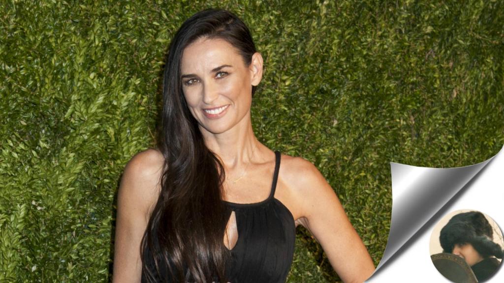 Demi Moore posando en un evento.