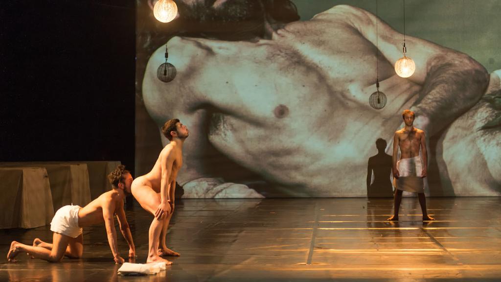 Un actor sopla en el ano de otro en la primera escena