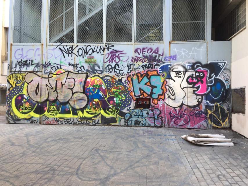 Un rincón al lado de la Sala Baluard es uno de los lugares preferidos por los toxicómanos para dormir en El Raval