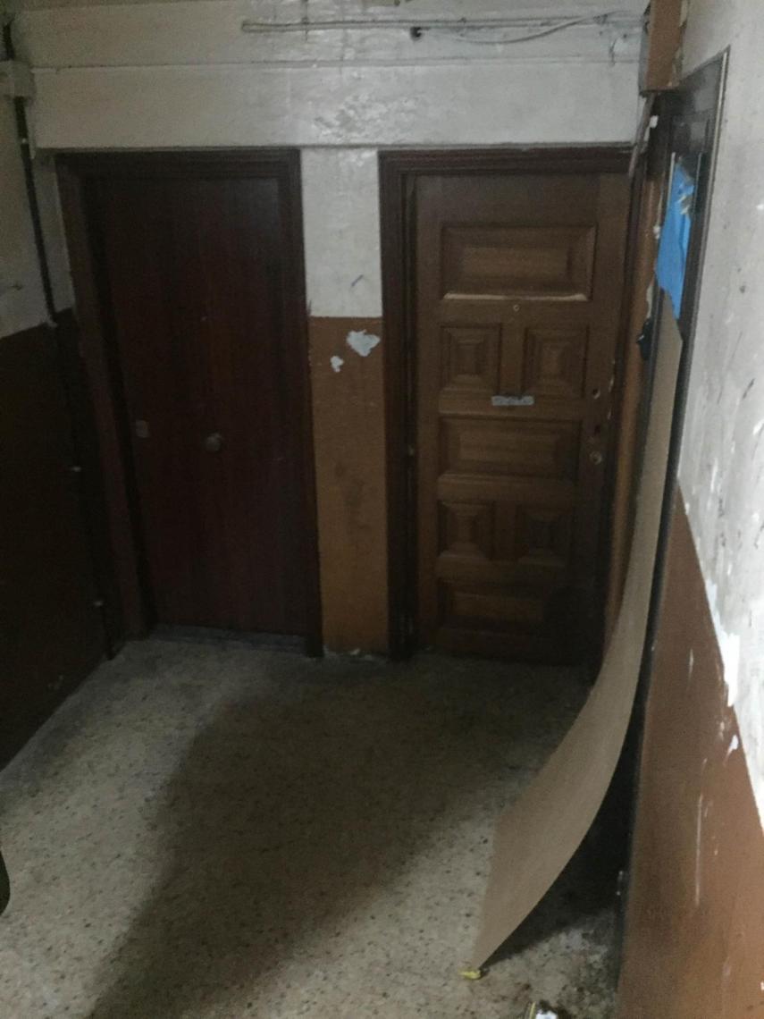 Interior del bloque de La Mina donde se vende el material. Está destrozado