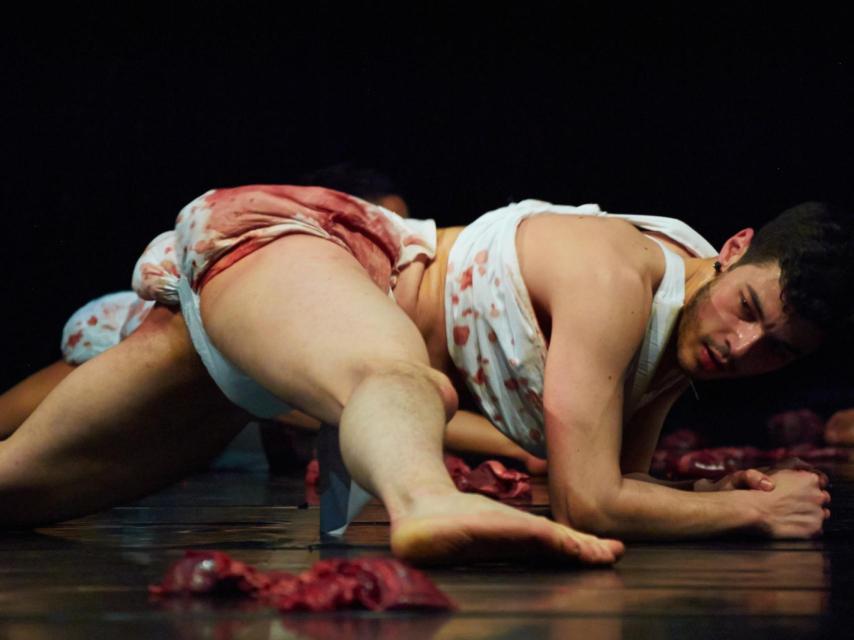 Es la otra faceta de esta obra: no hay normas.