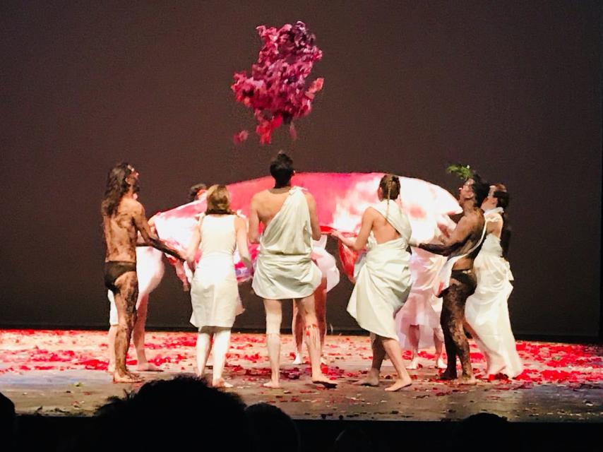 A las 12 del mediodía del sábado, la carne toma la escena.