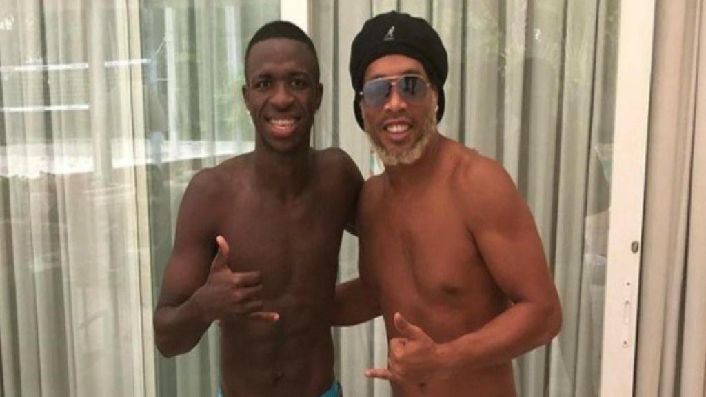 Vinicius y Ronaldinho. Foto: Instagram (viniciusjr_00)